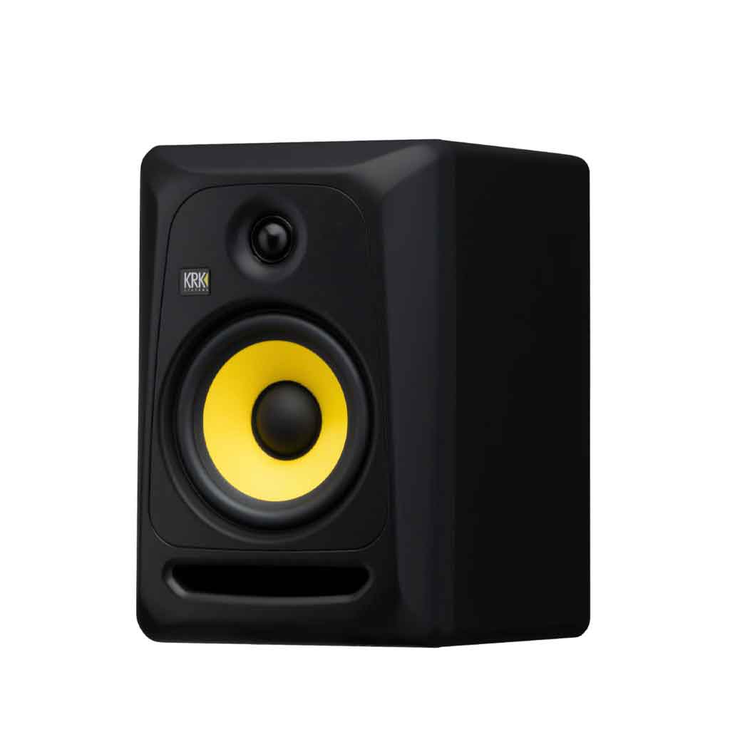 Loa Kiểm Âm KRK Classic 7 hình đang được chụp miêu tả góc nghiêng của loa kiểm âm trong tông nền trắng với thiết kế loa có màu đen 
