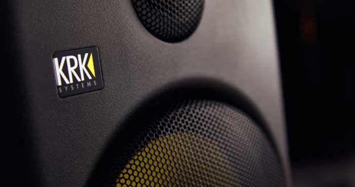 Loa Kiểm Âm KRK Rokit 8 G5  thiết kế màn loa hiện đại đi kèm với logo thương hiệu