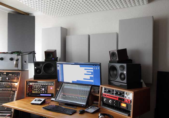 Loa Kiểm Âm Neumann KH 310 A đang được sử dụng để monitor âm thanh trong phòng thu của chúng tôi
