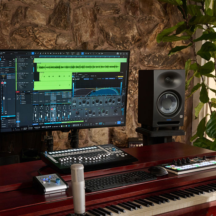 Loa kiểm Âm PreSonus Eris 3.5 Gen 2 đang được sử dụng trong phòng thu 