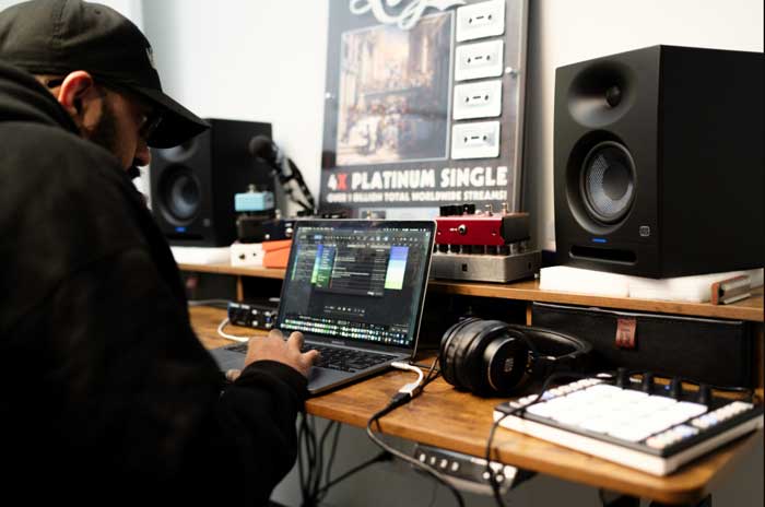 Loa Kiểm Âm PreSonus Eris Studio 8 đang được sử dụng trong phòng thu 