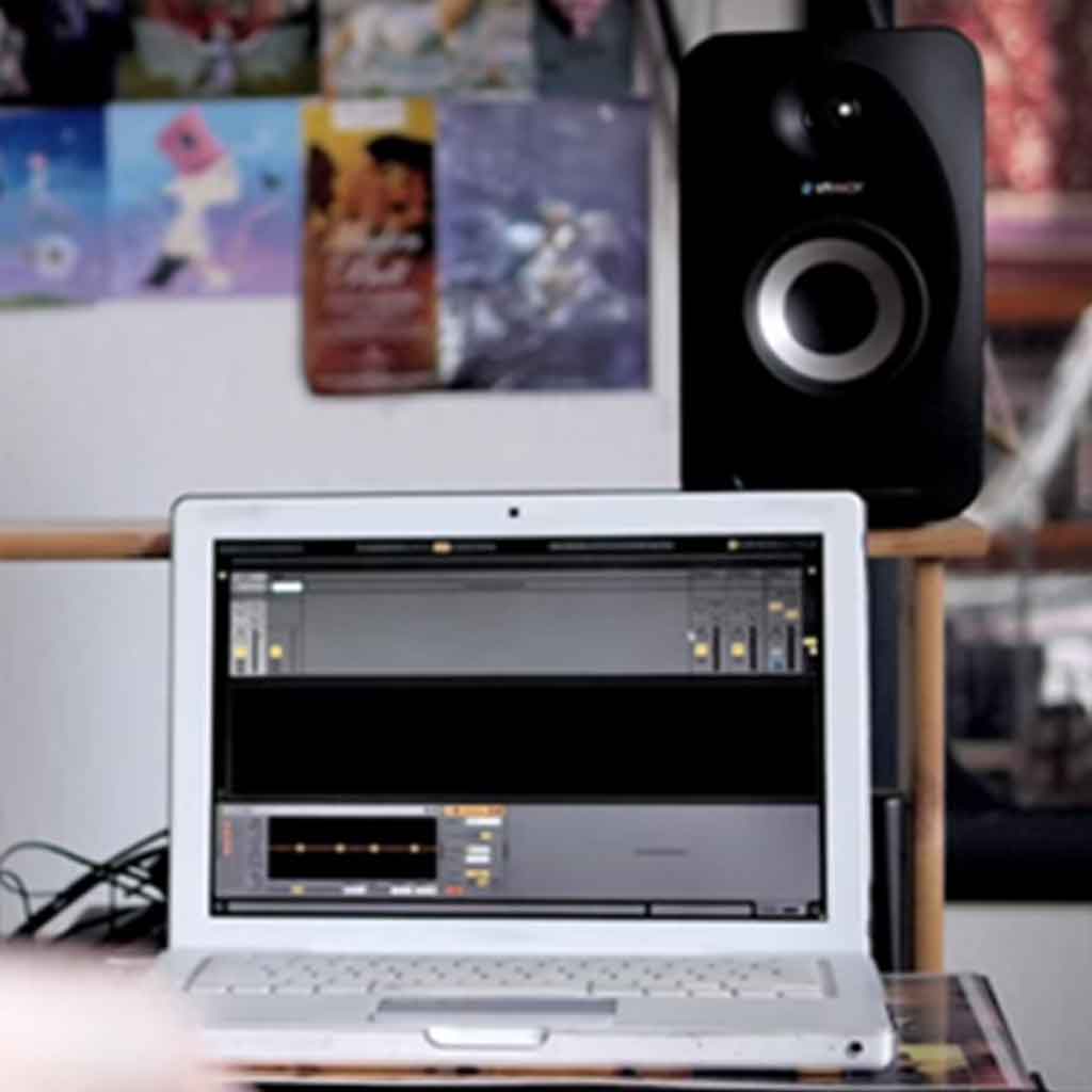 Loa kiểm âm Tannoy Reveal 502 đang được sử dụng trong phòng thu của chúng tôi