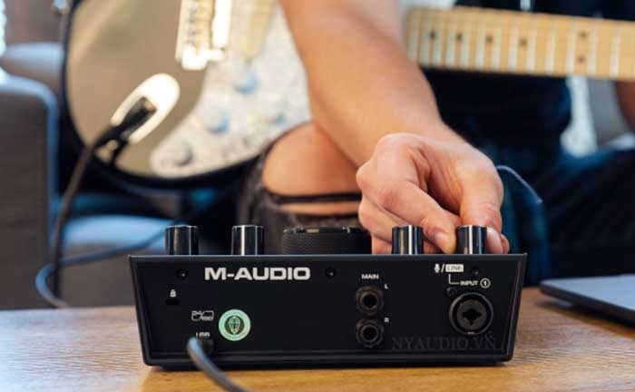 Sound Card M-Audio Air 192|4 hỗ trợ đầu ra âm thanh qua các jack cắm 1/4 inch và 1/8 inch, mang đến nhiều lựa chọn cho các nhu cầu khác nhau
