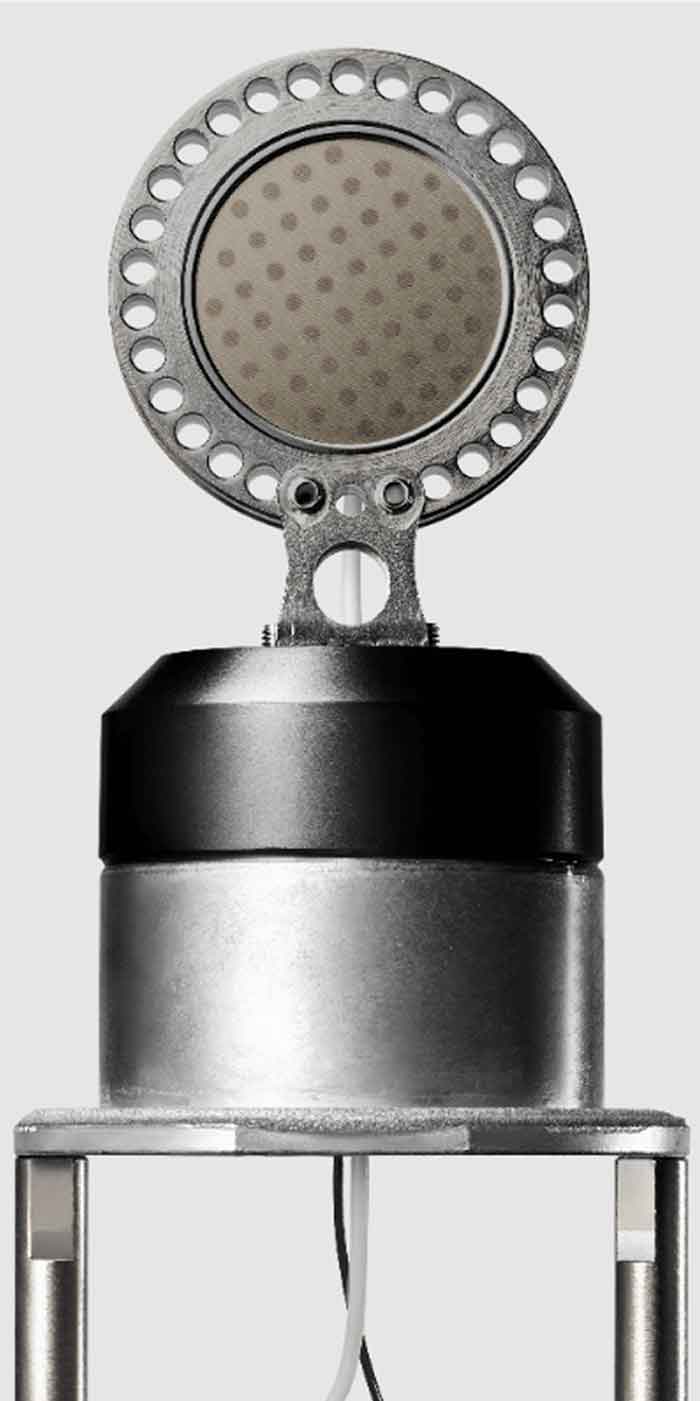 Micro thu âm Audio-Technica AT4040 hình đang được chụp miêu tả bên trong của micro