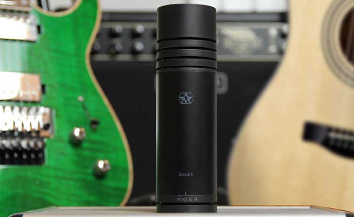 Micro thu âm Aston Stealth đang được trưng bày trong phòng thu