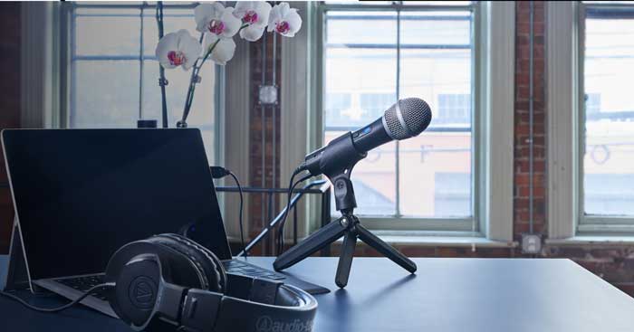 Micro Dynamic Audio-Technica ATR2100X USB đang được đặt trên bàn làm việc