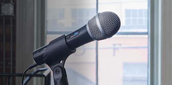 Micro Dynamic Audio-Technica ATR2100X USB đang được gắn trên chân mic