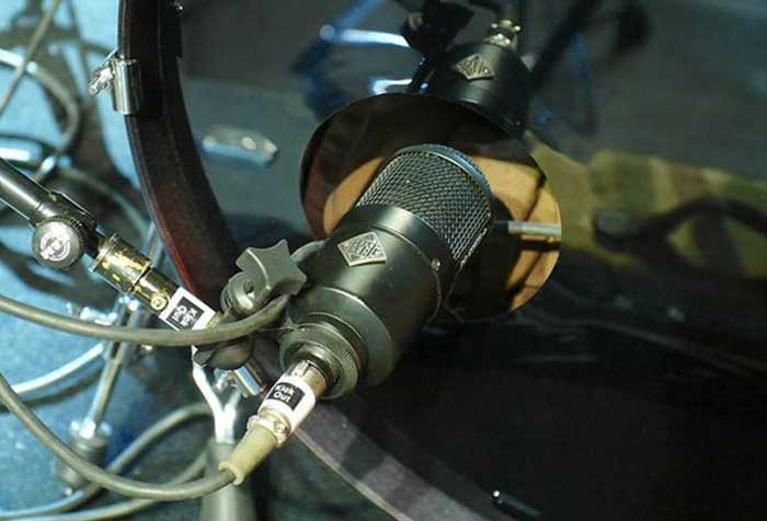 Micro Dynamic Telefunken M82 đang được sử dụng để thu âm trống