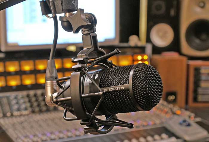 Micro Dynamic Telefunken M82 đang được sử dụng trong phòng thu 