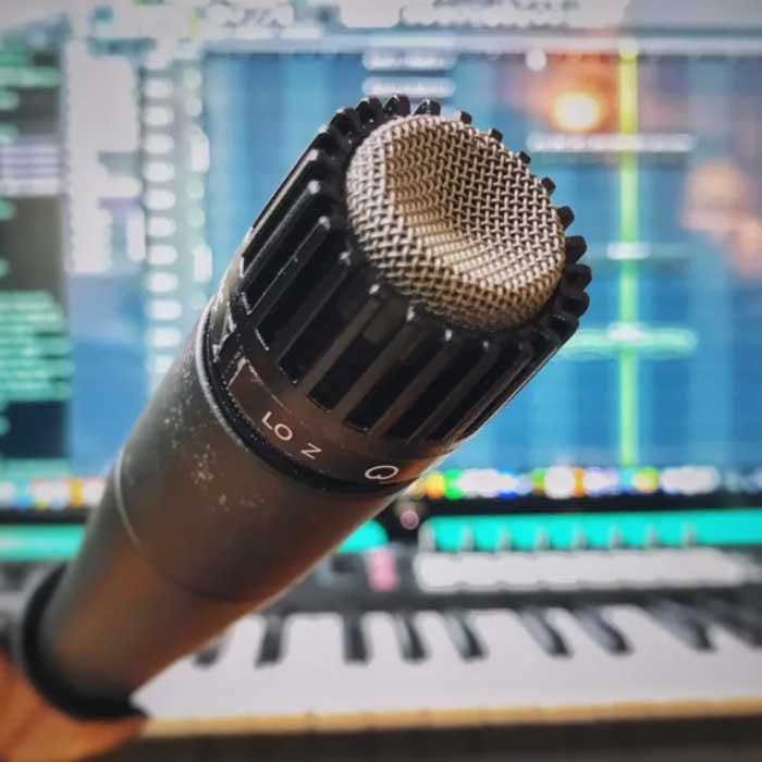 Cận cảnh chi tiết Micro nhạc cụ Shure SM57 trong phòng thu