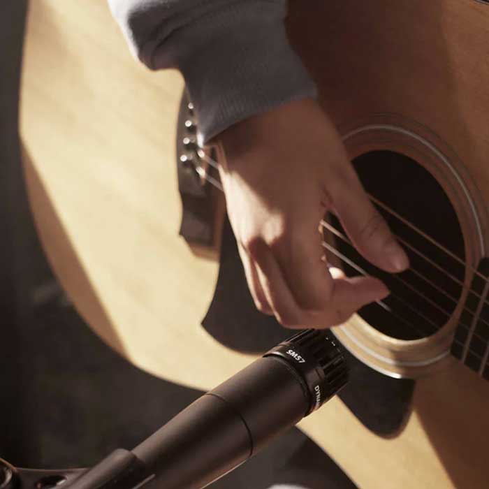 Micro nhạc cụ Shure SM57 đang được sử dụng để thu âm đàn guitar