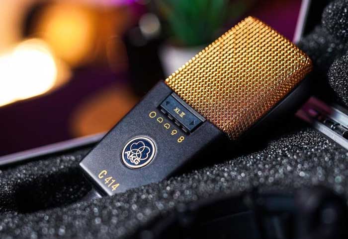 Micro Thu Âm AKG C414 XLII đang đặt ở trong hộp