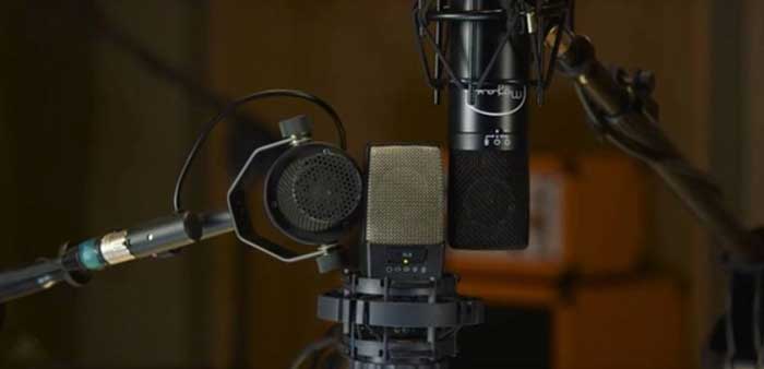 Micro AKG C414 XLS đang được sử dụng trong phòng thu