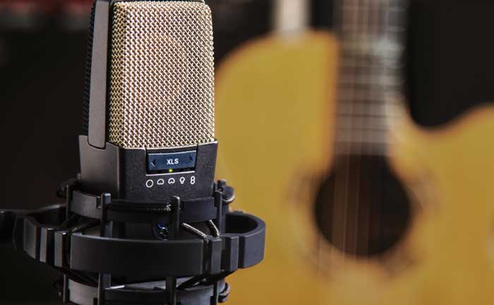 Micro AKG C414 XLS được đặt nằm cạnh guitar