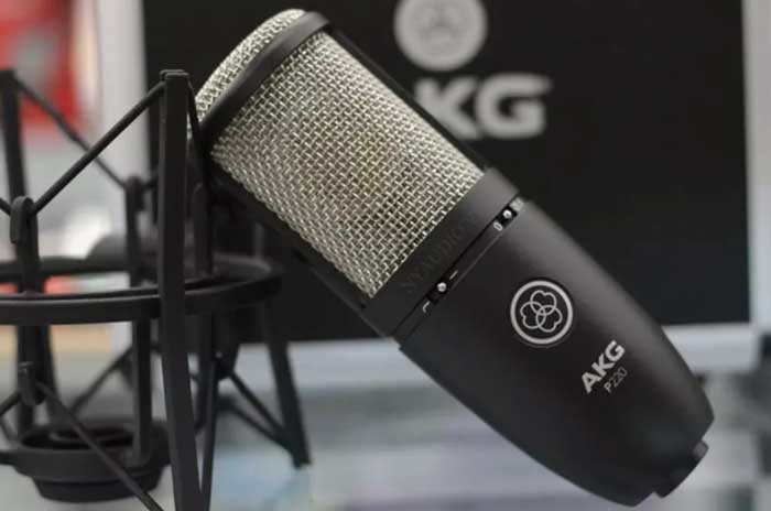 Micro thu âm AKG P220 đang đặt cạnh shockmount