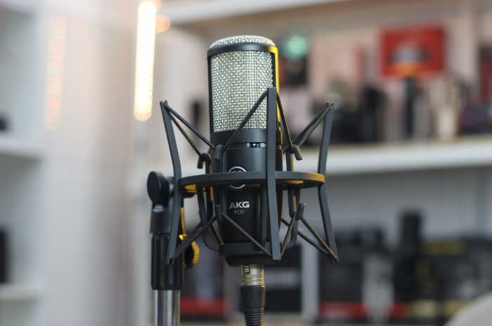Micro thu âm AKG P220 đang được đặt trong phòng thu \