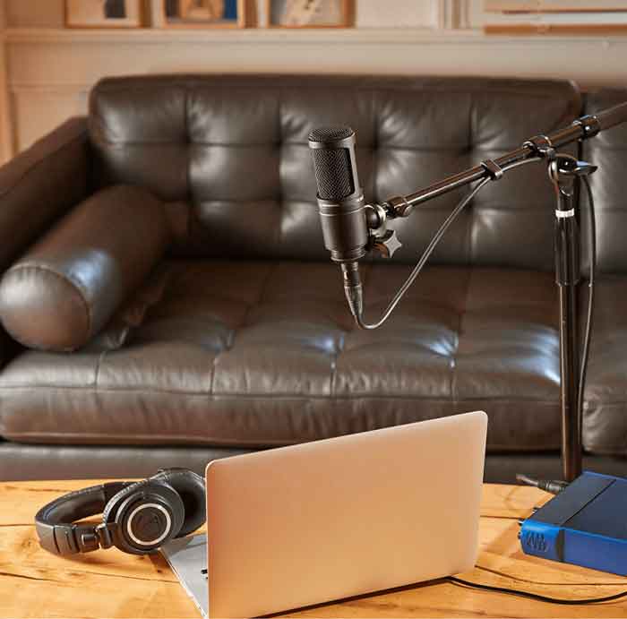 Micro thu âm Audio-Technica AT2020 micro đang được treo và kết nối với laptop