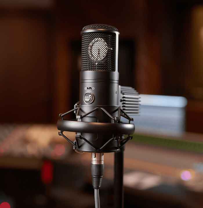 Micro Thu Âm Warm Audio WA-8000 Tube Condenser micro đang được treo trên và sẵn sàng để sử dụng thu âm  