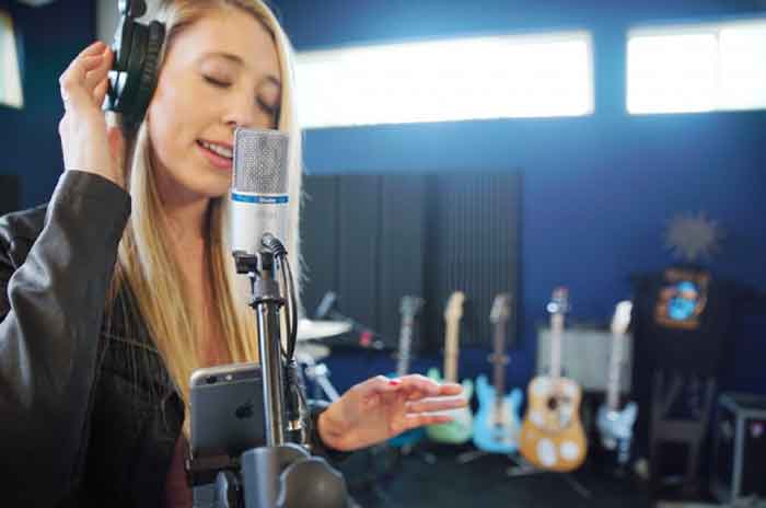 Micro thu âm IK Multimedia iRig Mic Studio đang được nghệ sĩ dùng để thu âm