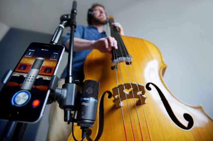 Micro thu âm IK Multimedia iRig Mic Studio đang được sử dụng guitar