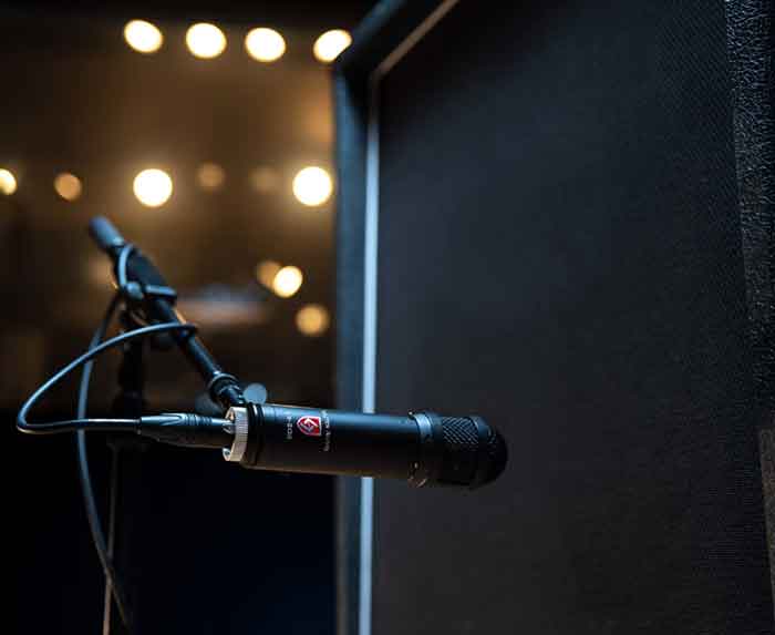 Micro thu âm Lauten Audio LS-208 là giải pháp hoàn hảo để đảm bảo âm thanh rõ ràng, giảm thiểu tiếng ồn từ môi trường xung quanh.