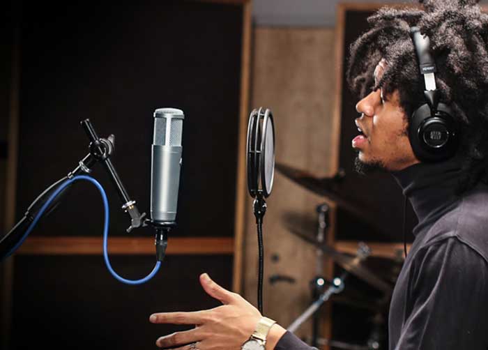 Nghệ sĩ đang thu âm bằng Micro thu âm PreSonus PX-1