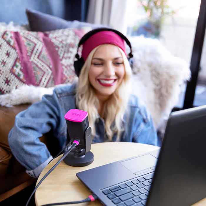 Micro Thu âm RODE NT-USB Mini USB đang được sử dụng bởi ca sĩ   