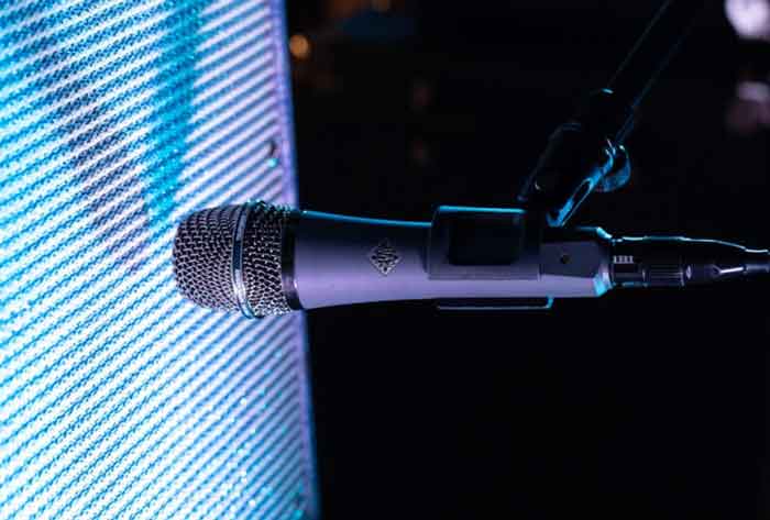 Micro Dynamic Telefunken M81 micro đang thu âm thanh từ loa 