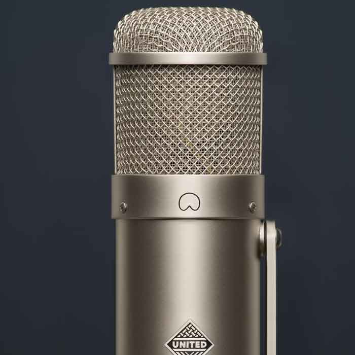 Micro United Studio UT FET47 hình đang được miêu tả micro có thiết kế màu vàng đồng đẹp mắt và có nền phía sau có màu đen nhạt 