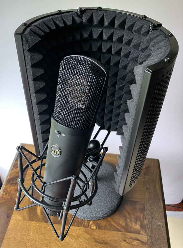 Micro Thu Âm Warm Audio WA-87 R2 micro đang được trưng bày trên bàn 