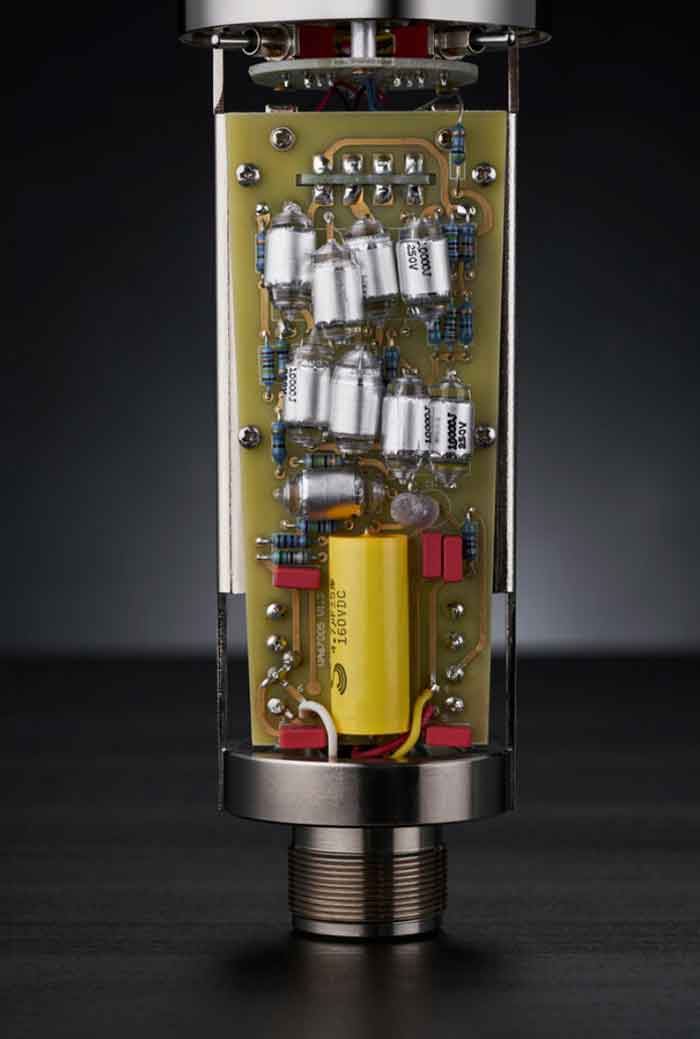 http://Micro Thu Âm Warm Audio WA-67 hình đang được chụp bên trong micro