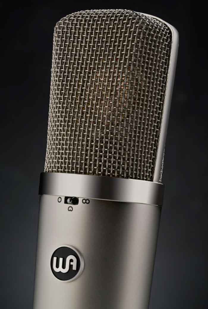 http://Micro Thu Âm Warm Audio WA-67 hình đang được chụp cận cảnh micro