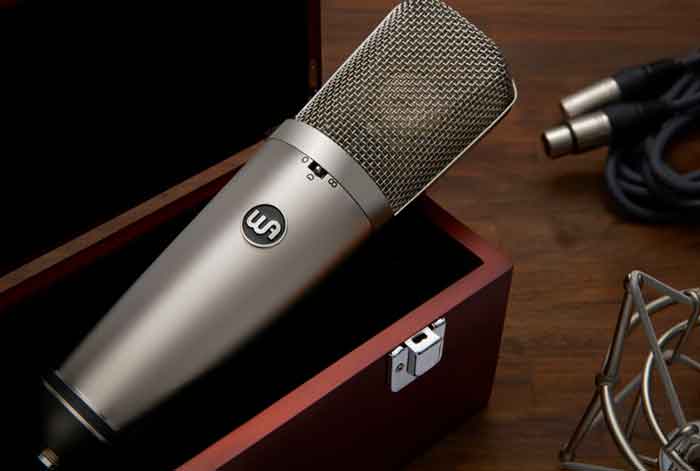 http://Micro Thu Âm Warm Audio WA-67 micro đang được đặt để chụp và thiết kế nhỏ gọn