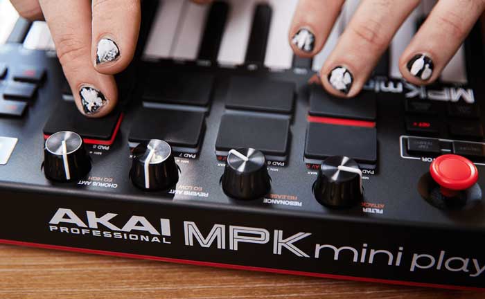 MIDI Controller Akai MPK Miniplay MK3 thiết kế các pad và núm vặn chất lượng cứng cáp, giúp nhạc sĩ thoải mái sáng tạo