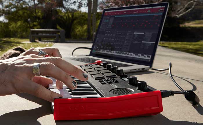 MIDI Controller Akai MPK Miniplay MK3 thích hợp sử dụng ở mọi nơi nhờ thiết kế nhỏ gọn