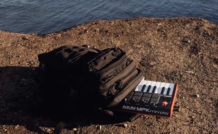 MIDI Controller Akai MPK Miniplay MK3 nhỏ gọn và nhẹ giúp bạn dễ dàng mang theo