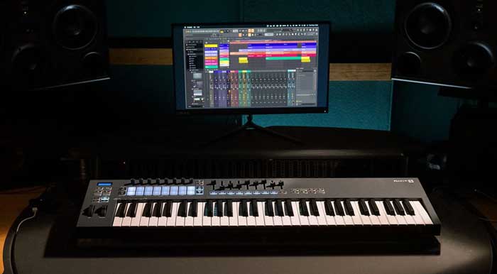 Midi Controller Novation FLkey 61 đang được trưng bày trong phòng thu 