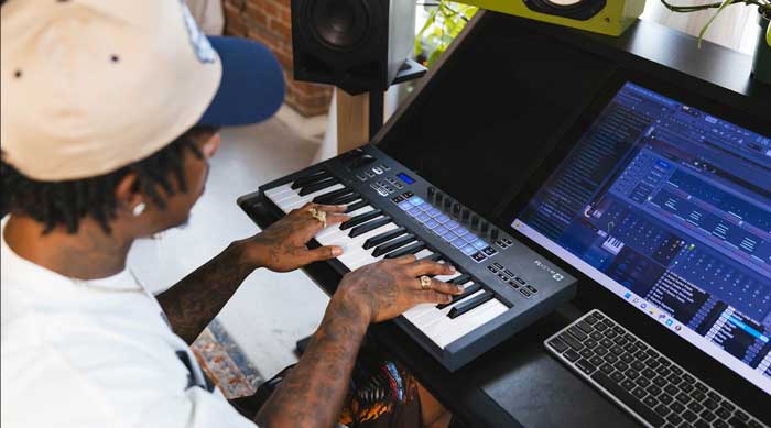Midi Controller Novation FLkey Mini 25 Key được các nhạc sĩ trẻ vô cùng yêu thích 
