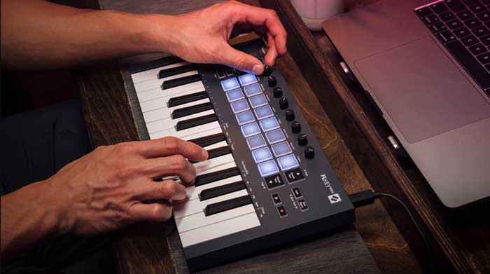 Midi Controller Novation FLkey Mini 25 Key đang được sử dụng để sáng tác âm nhạc