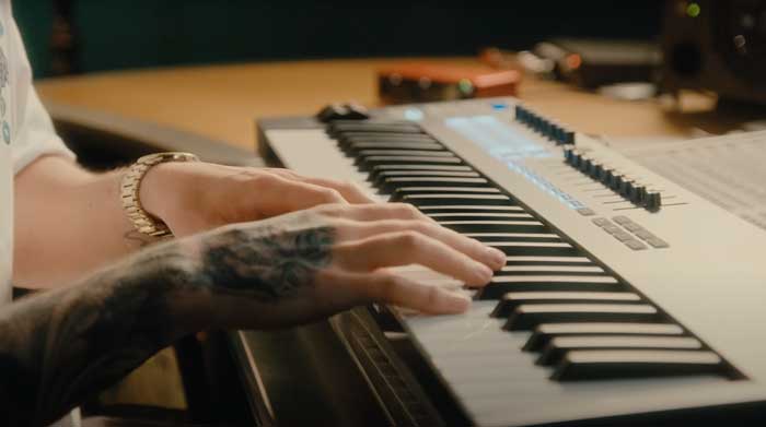 Midi Controller Novation FLkey Mini 25 Key thiết kế các phím tựa như một chiếc đàn piano thực thụ