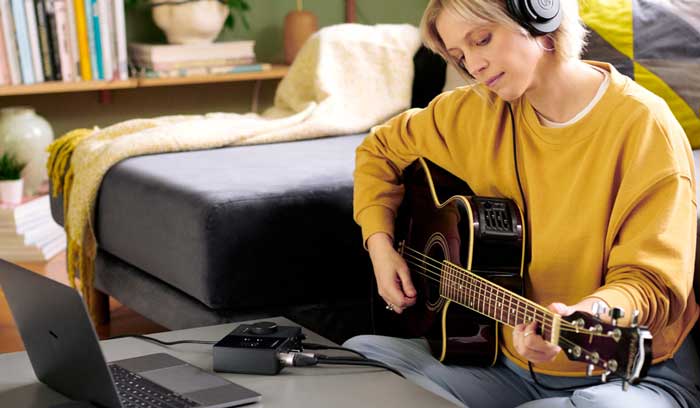 Sound Card Native Instruments Komplete Audio 1 đang được sử dụng để thu âm nhạc cụ