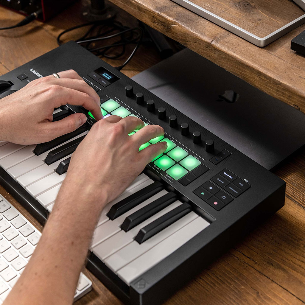 Midi Controller Novation Launchkey 25 MK4 đang được các kỹ thuật viên sử dụng