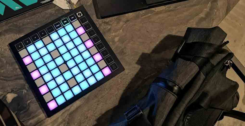 Bàn Controller Novation Launchpad X nhỏ gọn nhẹ, bạn có thể mang theo khi đang đi công việc