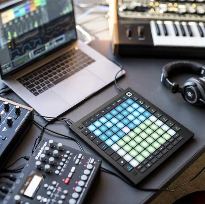 Pad Controller Novation Launchpad Pro MK3 là công cụ tuyệt vời cho những nguoiwf tạo podcast hay video âm nhạc