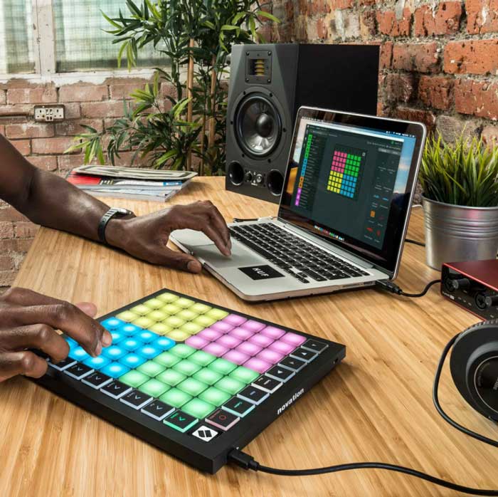 Bàn Controller Novation Launchpad X có thể kết nối với các thiết bị điện tử thông minh 