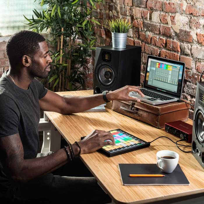 Nhạc sĩ luôn luôn dành sự ưu tiên cho Bàn Controller Novation Launchpad X - Chính hãng