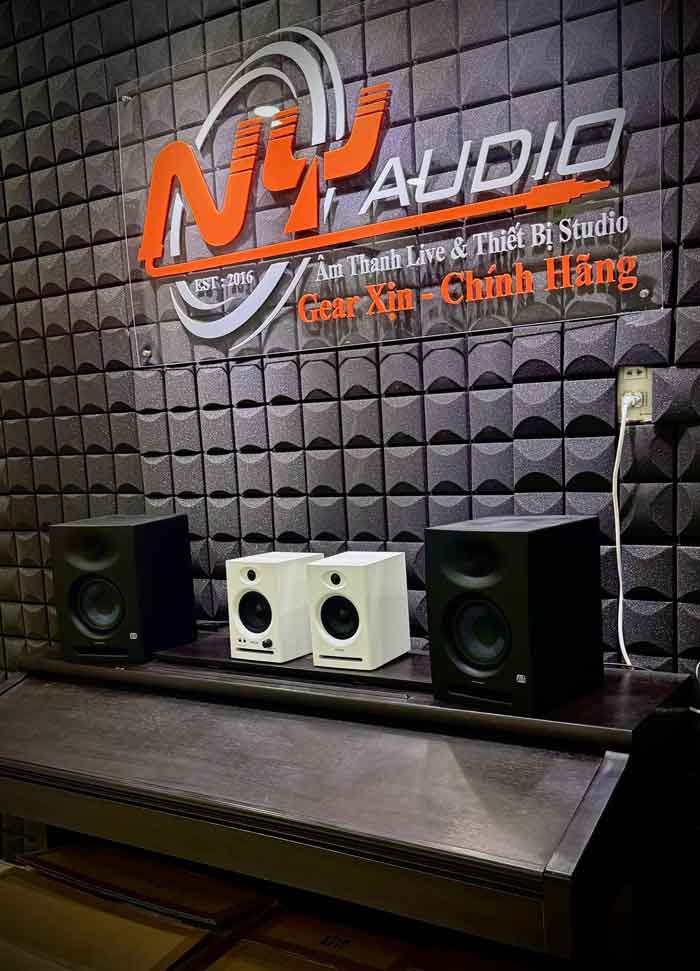 Review PreSonus Eris Studio 5 Chi tiết sản phẩm đang được hiển thị 2 loa kiểm âm màu đen (ngoài cùng) thiết kế full đen mạnh mẽ, driver woofer lớn với màng carbon fiber hoặc Kevlar phủ xanh – thường thấy trên các dòng monitor cao cấp