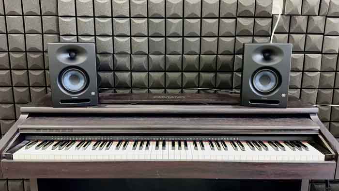 Review PreSonus Eris Studio 5 hình đang được chụp chi tiết sản phẩm từ mặt trước và đang được đặt trên đàn 