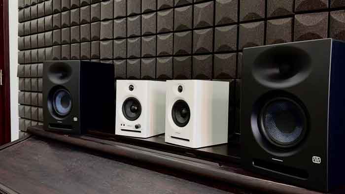 Review PreSonus Eris Studio 5 hình miêu tả bức ảnh một bố cục phòng thu chuyên nghiệp, nổi bật với hệ thống 4 loa kiểm âm đặt đối xứng, cùng tường tiêu âm dạng foam 3D cao cấp phía sau
