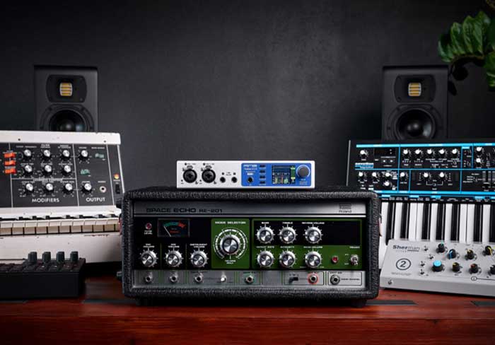 Sound Card RME Fireface UCX II đang được trưng bày cùng các thiết bị thu âm khác
